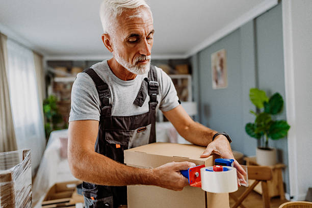 istock Moving to a new house 2185022826
