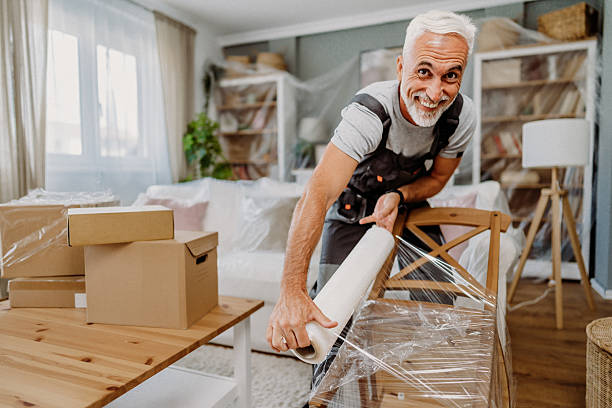 istock Moving to a new house 2185022864
