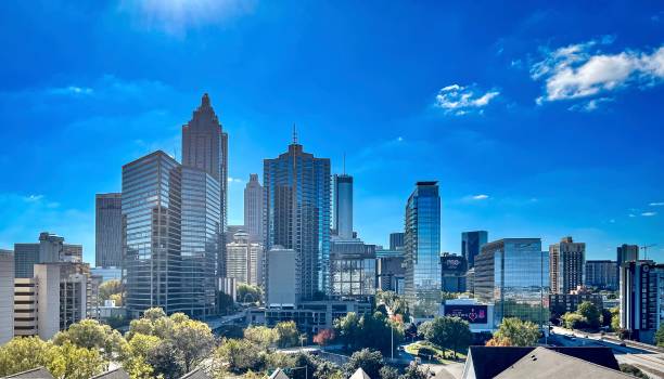Downtown Atlanta Downtown Atlanta skyline on a sunny day atlanta skyline stock pictures, royalty-free photos & images