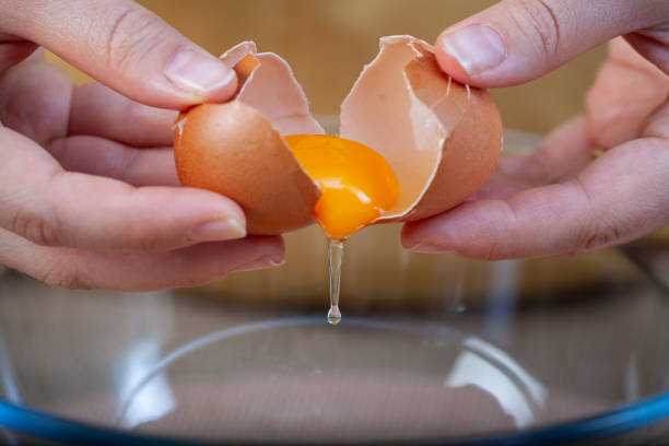 istock Separating yolk and white of the egg 2185068148