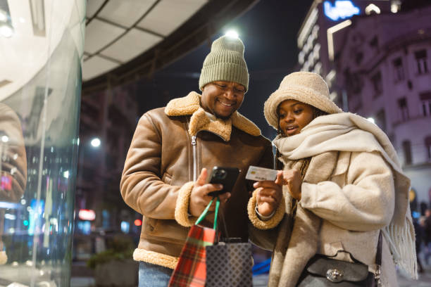 istock Winter Shopping in the City 2185079283