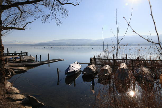 Februar 15, 2023, Greifensee in der Schweiz: Sunny winter day at Lake Greifensee in Switzerland