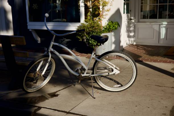 istock Old fashioned beach cruiser bike 2185129301