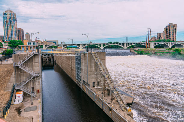 Dam with movable bulkheads on the Brembo river