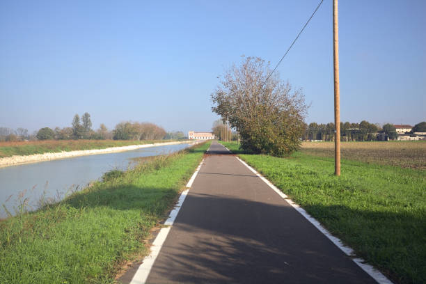 istock Path in the italian countryside 2185193895
