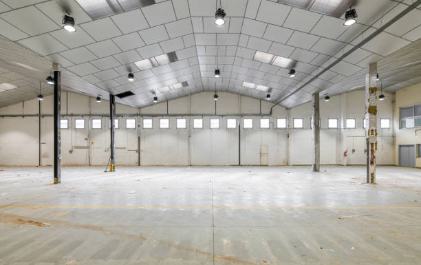 istock Spacious large room for a warehouse or parking with windows with metal pillars and a ceiling prepared for cosmetic repairs. The concept of business premises after reconstruction 2185206820