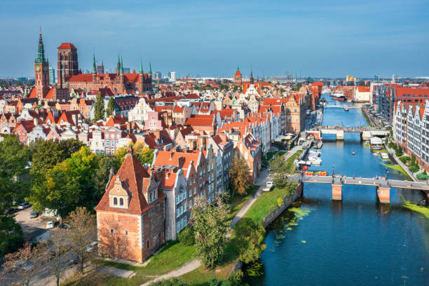 die hauptstadt danzig im sommer, polen. - danzig stock-fotos und bilder