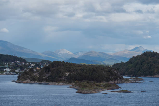 Blick auf die Berge bei der Ausfahrt aus Alesund, Norwegen