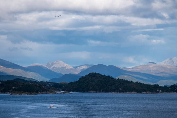 Blick auf schneebedeckte Berge bei der Ausfahrt auf Alesund