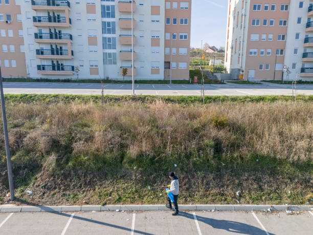 istock Volunteer clean up trash in the city 2185270342