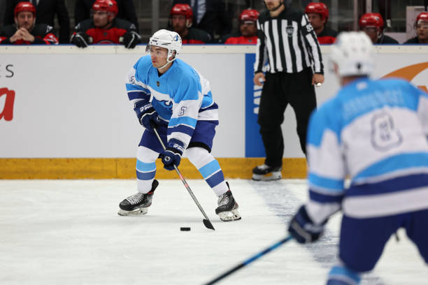 istock Ice Hockey Player in Position for a Play 2185357631
