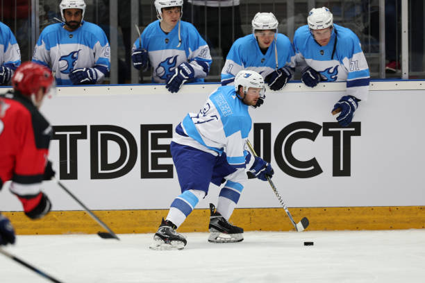 istock Focused Hockey Player in Action 2185357992