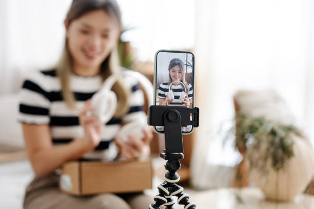 istock Sound in Style: Asian Influencer’s Unboxing Moment 2185387603