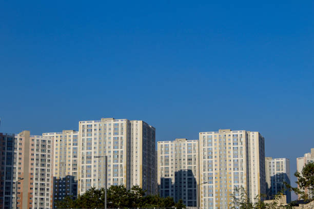 istock Clear sky in the city 2185394617