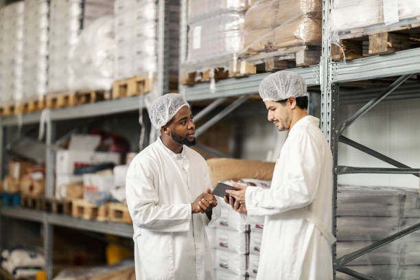 istock Arab warehouse manager with tablet determines tasks to his black worker at facility. 2185412656