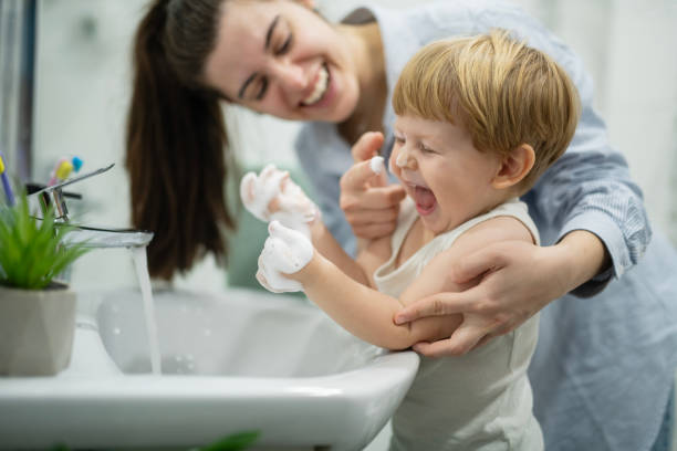 istock Mommy makes washing hands so much fun and games. 2185414478