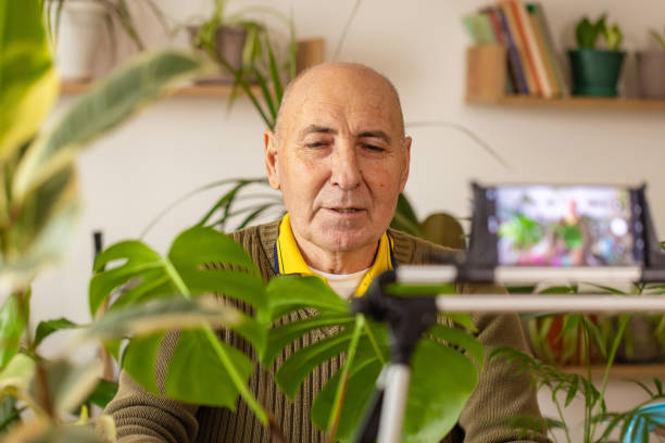 istock Senior Vlogger Teaching Plant Care 2185418755