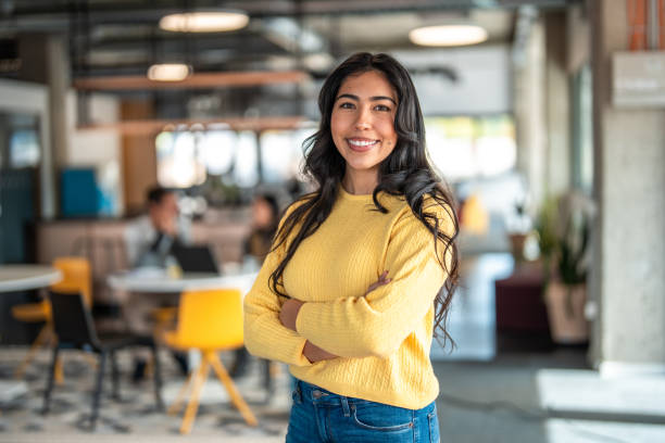 wanita hispanik yang percaya diri di ruang kantor modern - pemimpin foto potret stok, foto, & gambar bebas royalti