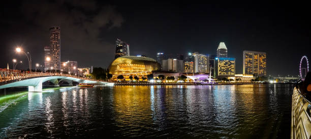 SINGAPORE - APRIL 30: Merlion statue fountain on April 30, 2016 in Singapore.