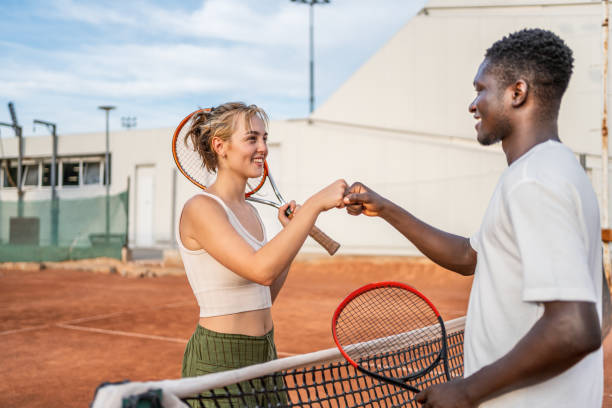 istock Greetings before a tennis match 2185639823