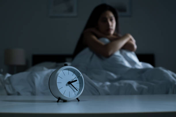 depressed young asian woman sitting in bed, struggling with insomnia and sleeplessness. - không ngủ được hình ảnh sẵn có, bức ảnh & hình ảnh trả phí bản quyền một lần