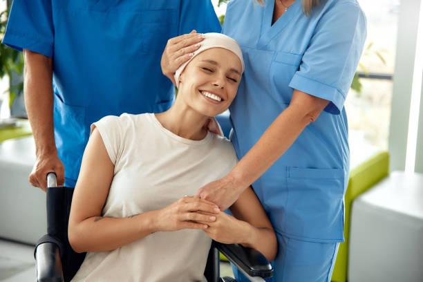 cure di supporto che offrono sorriso e conforto in un ambiente medico compassionevole - pazienza foto e immagini stock