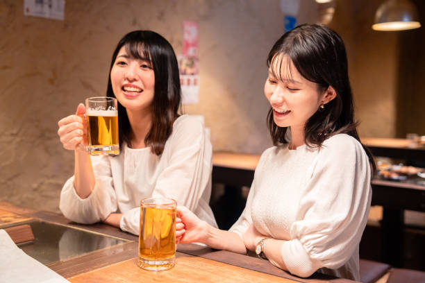 パブで女子会をしている2人の女性 - お酒 ストックフォトと画像