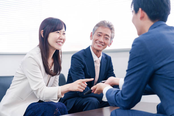 istock Salesman discussing a smartphone application 2185789233