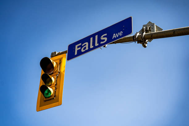 istock Falls Avenue sign in Niagara Falls. 2185803033