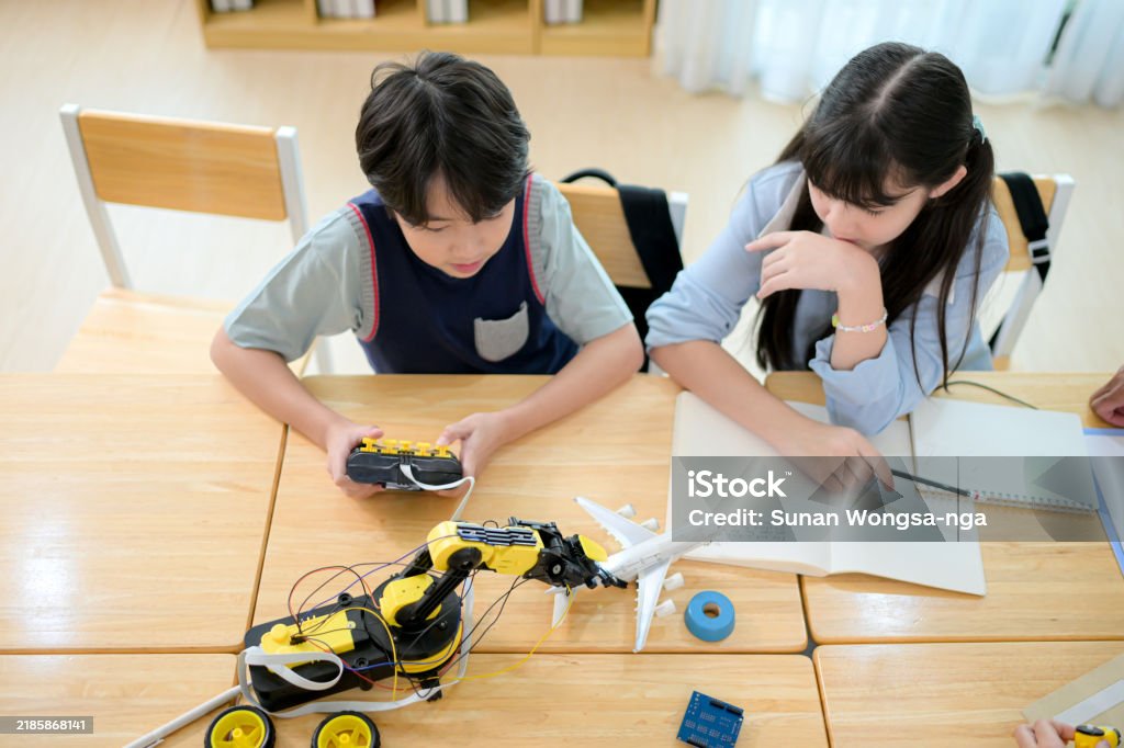Engineering Class Photo Stem Class Teacher And Students In Basic Engineering Classroom Stock ...
