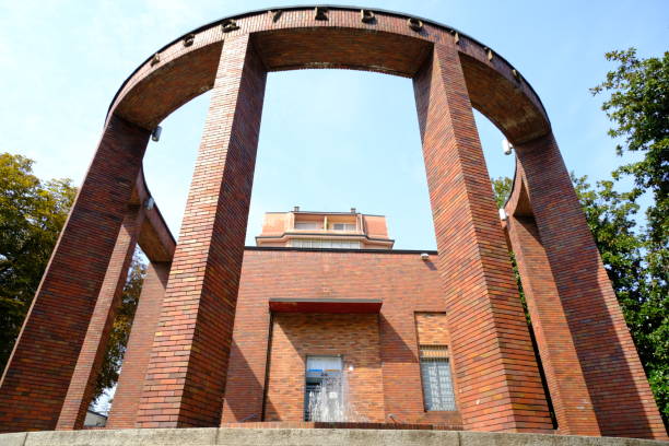 Rationalist pavilion with brick colonnade. Designed by Giovanni Attilio Fugazza in the center of Lodi. Offices of the aqueduct. Lodi, Lombardy, Italy about 09-2021. Rationalist pavilion with brick colonnade. Designed by Giovanni Attilio Fugazza in the center of Lodi. Offices of the aqueduct. Stock photos. lodi italy stock pictures, royalty-free photos & images