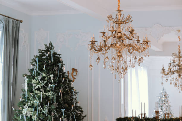 istock Elegant holiday decorations featuring a Christmas tree and chandeliers in a room 2186409556