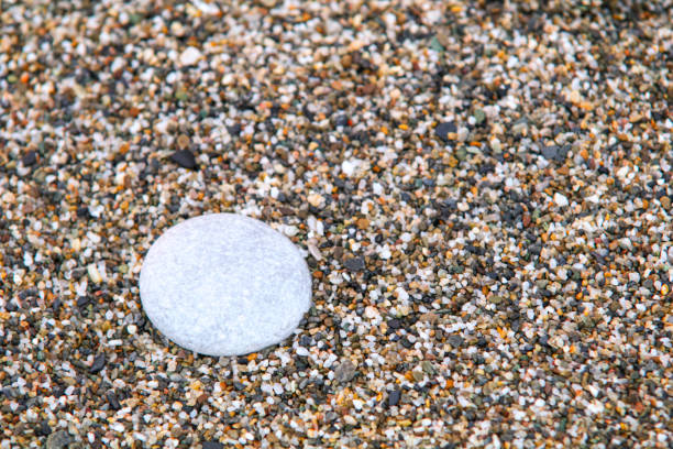 Piedra blanca en la arena de una playa