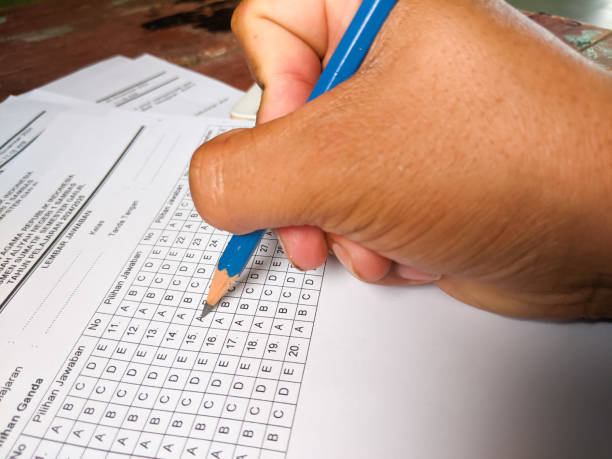 istock The hand holding the pencil fills in the width 2186786182