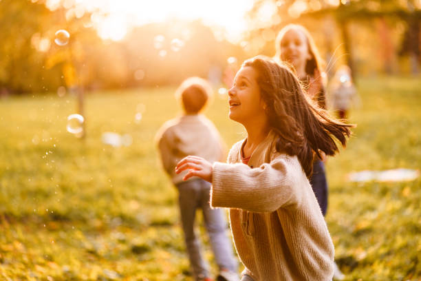 Girl playing whit bubbles whit her friends