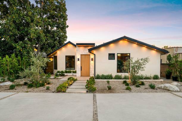 modern home exterior at sunset - área externa da casa imagens e fotografias de stock