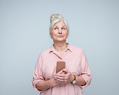 nachdenkliche-%C3%A4ltere-dame-mit-telef