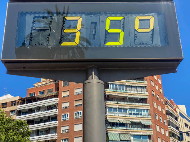 istock 35 degrees celsius in the city 2187114469