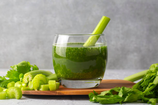 a glass of green celery juice - celery smoothie. celery drink prepared for healthy nutrition and detox. - rau cần tây bức ảnh hình ảnh sẵn có, bức ảnh & hình ảnh trả phí bản quyền một lần