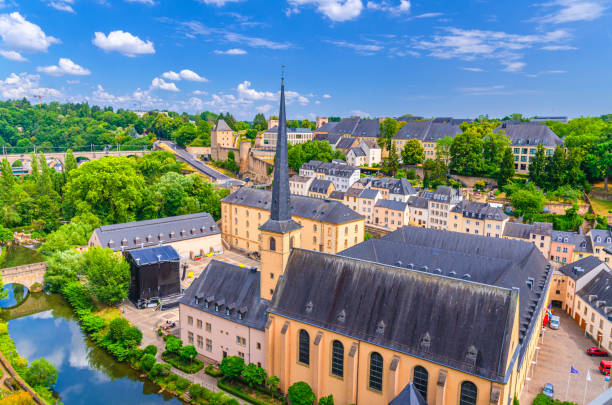 Luxembourg City historical centre aerial view with Neimënster Abbey or Neumünster Abbey, Saint John's on the Stone catholic Church in river Alzette valley, Rham Plateau buildings in Grund district vista aérea del centro histórico de la ciudad de luxemburgo con la abadía de neimünster o la abadía de neumünster, la iglesia católica de san juan sobre la piedra en el valle del río alzette, los edificios de la meseta de rham en el distrito de gru