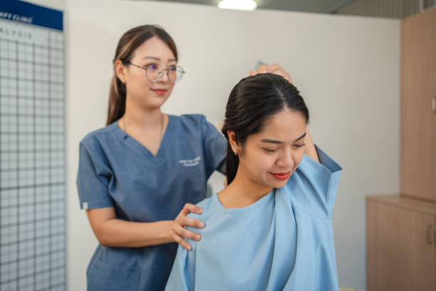 Physical therapy session A healthcare professional performs a physical therapy session in a clinic. chiropractors stock pictures, royalty-free photos & images