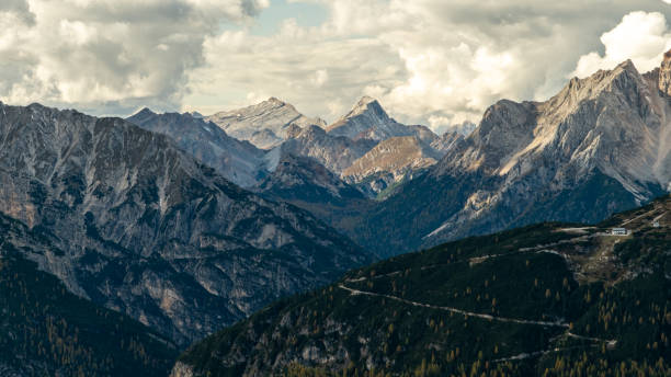 Autumn Splendor: A Scenic View of the Dolomiti Mountains
