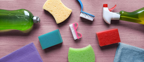 Banner with household cleaning products. sponges, detergent, window spray fondo de banner con herramientas de limpieza esenciales. variedad de productos de limpieza para el hogar. diseño plano para encabezado de sitio web, tienda en línea de artículos para el hogar con esponjas, detergente, spray para ventanas