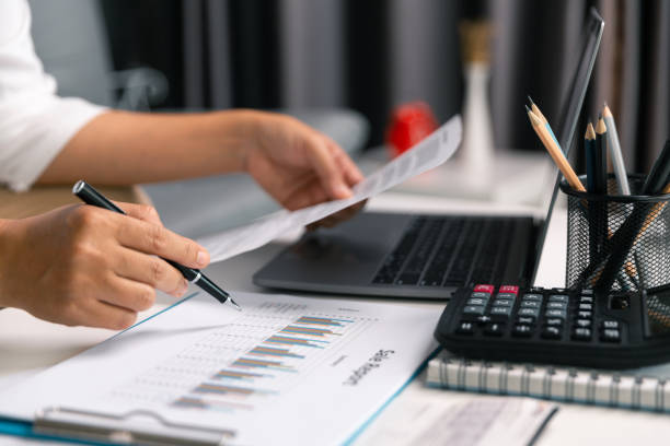 Inspecting finance documents business owner ensured all income and tax records were accurate, understanding that careful money management and banking practices are crucial for navigating economy. inspeccionar los documentos financieros el propietario de la empresa se aseguró de que todos los registros de ingresos e impuestos fueran precisos, entendiendo que la administración cuidadosa del dinero y las prácticas bancarias son cruciales para naveg