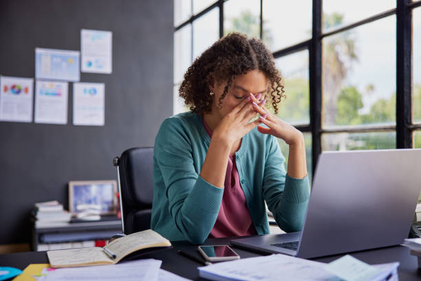 stressed multiethnic businesswoman at work - tensão imagens e fotografias de stock