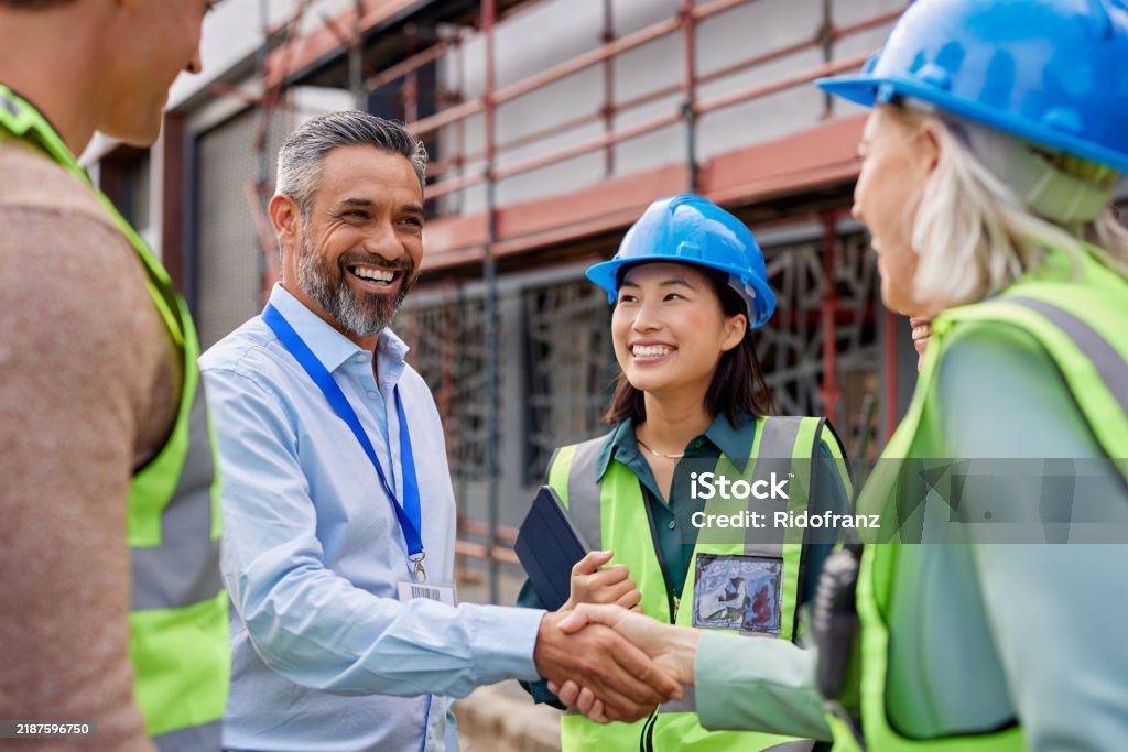 trabalhador da construção apertando as mãos com capataz - Foto de stock de Obra royalty-free trabalhador da construção apertando as mãos com capataz - Foto de stock de Obra royalty-free