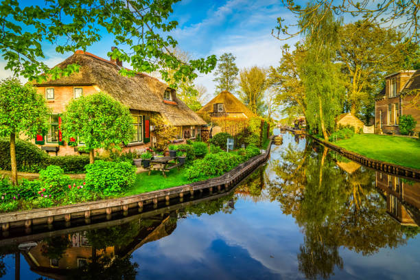istock skyline of old town Giethoorn 2187910052