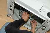 ein-mechaniker-repariert-zu-hause-eine-kaputte-waschmaschine.jpg?b=1&s=170x170&k=20&c=nkbIGFzgIKBng07937pD2cEbV2M2YROFObJm3dD_I58=