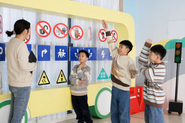 The teacher led a group of students to study traffic regulations