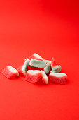 ein-haufen-bunter-gummibonbons-in-form-von-wassermelonenscheiben-auf-einem-leuchtend-roten.jpg?b=1&s=170x170&k=20&c=kujkHqqg0Se_3AfA75SDD7i0ZmJnQqSBZKkvx9zqCrE=